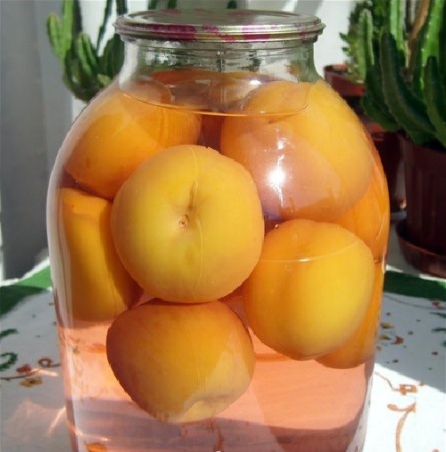 Ароматный компот из персиков с косточками на зиму, рецепт, видео