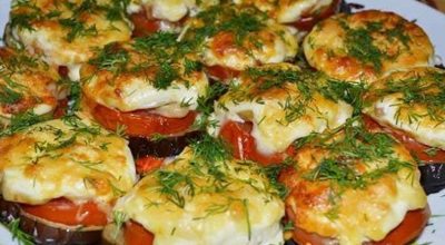 Простой рецепт баклажанов с помидорами и сыром